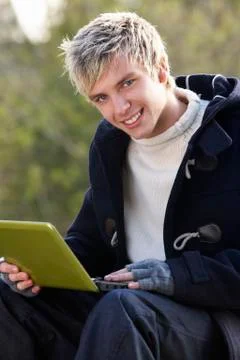 Young man with laptop computer Stock-Fotos