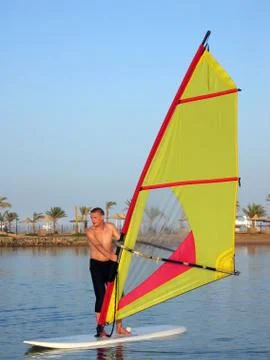 Young man learning windsurfing Foto stock