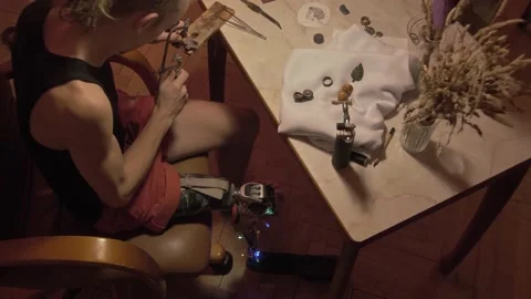 Young man with leg prosthesis and dreadlocks works at table 库存影片 194600128