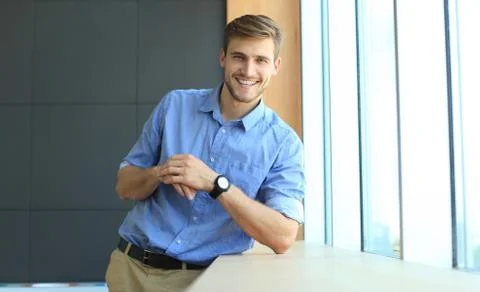 Young man looking at the camera in his office. Foto stock