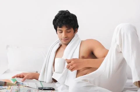 Young man looking at mug Foto stock