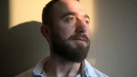 Young man looking at sunset 库存影片 83923365