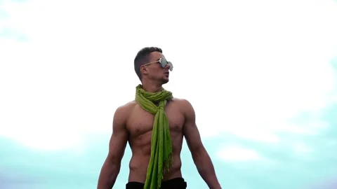 Young man looks at the sky after the rain Vídeo Stock 90653108