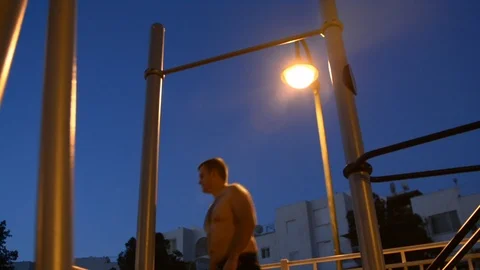 Young man make morning pull ups, in low ligths of street 動画素材 91429599