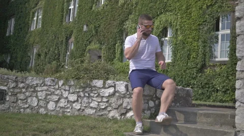 Young man makes short break for answers phone. Vidéo 65523328