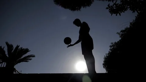 Young man making games with soccer ball Видео 106087516