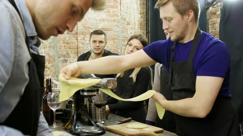 Young man making macaroni using the pasta machine. 4K Vidéo 91361656