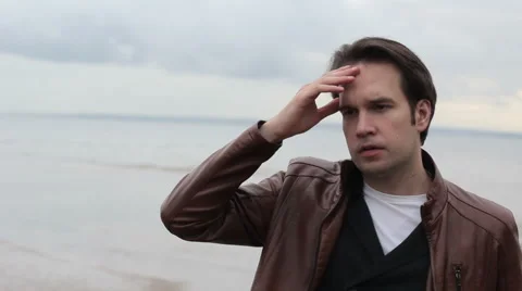 Young man muses by the sea Vidéo 53841679