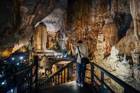 Young man in Paradise Cave, Phong Nha Ke Bang, Vietnam Stock-Fotos