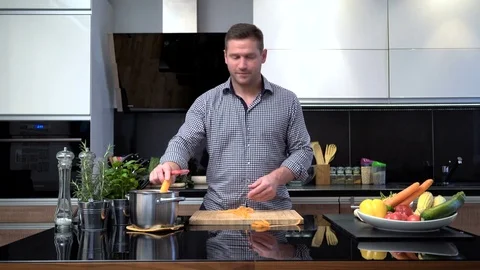 Young man peeling carrots. Vídeo Stock 70576586