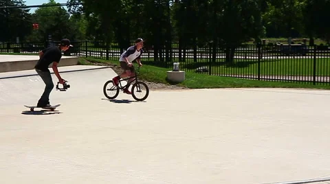 Young man performing a radical bmx jump at the skatepark takes a spill in slomo 스톡 동영상 40975823