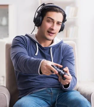 Young man playing computer games at home Foto stock