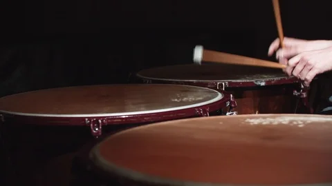 Young man playing the drums in slow motion with black background Vídeos de archivo 108371369