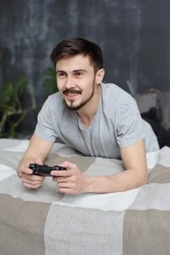 Young man playing on game console 库存照片