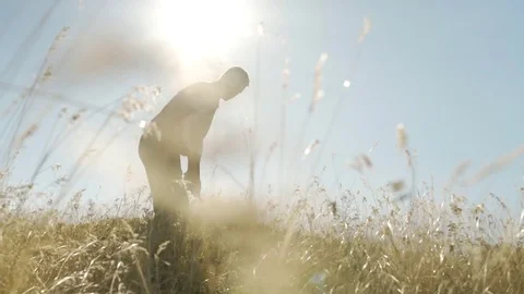 Young man playing golf 스톡 동영상 76236385