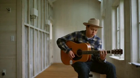 Young man playing his guitar. Видео 88407170