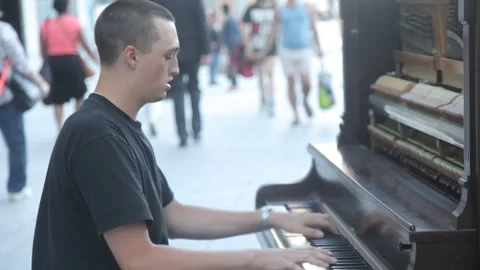 Young Man Playing Upright Piano on City Street Vidéo 341033042