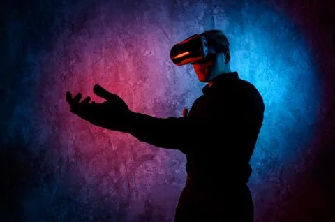 Young man playing a virtual reality video game. Vr game with shotgun Foto stock