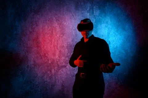Young man playing a virtual reality video game. Vr game with shotgun Foto stock