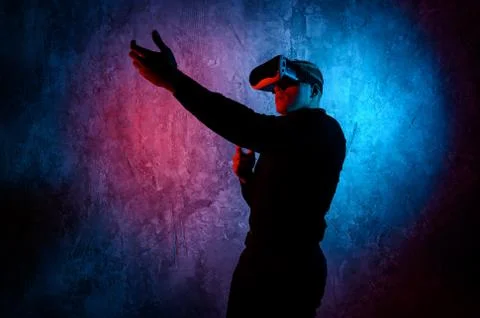 Young man playing a virtual reality video game. Vr game with shotgun Foto stock