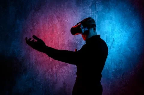 Young man playing a virtual reality video game. Vr game with shotgun Foto stock