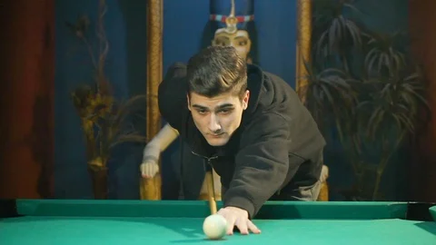 A young man plays Billiards 库存影片 87692099