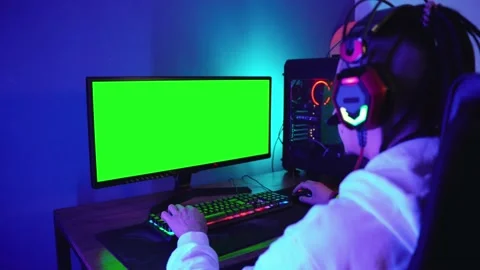 A young man plays a computer game, is disappointed in his partners Vidéo 140379098