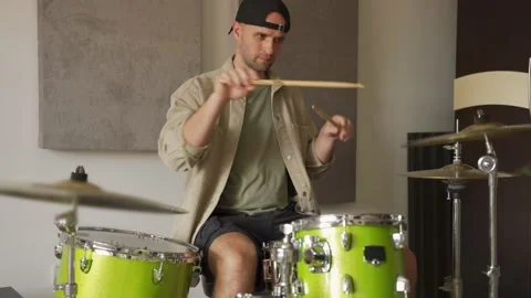 Young man practices playing drums in music studio Vídeos de archivo 201295251