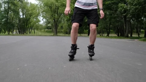 Young man practicing roller scating in park Vídeos de archivo 249939149