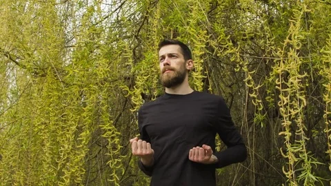 Young man practicing wing chun in the forest 動画素材 80654568