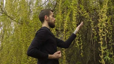 Young man practicing wing chun in the forest Video stock 80689965