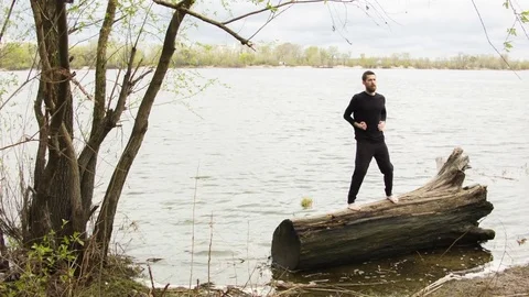 Young man practicing wing chun near the river Vidéo 80702848
