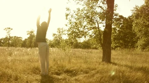 Young man practicing yoga in a summer forest. Vídeos de archivo 79548615