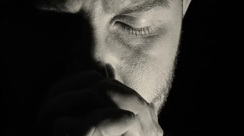 Young man praying in dark atmosphere: God, religion, meditation, deep, intense Vídeos de archivo 41777883