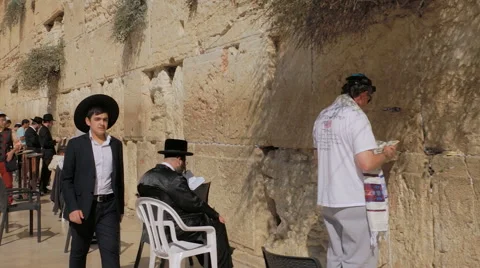 Young Man Praying Vídeos de archivo 60953067