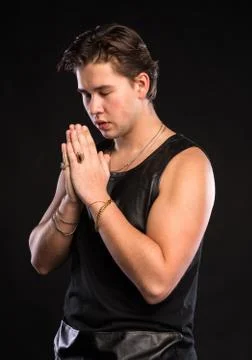 Young man praying 库存照片