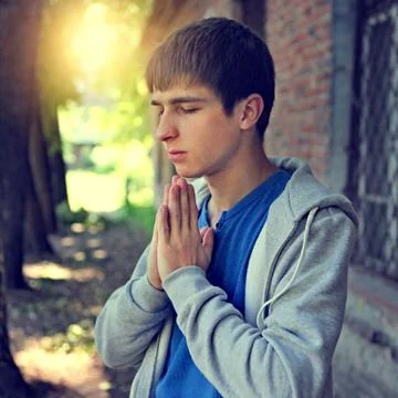 Young Man praying Foto stock