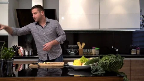 Young man prepares corn on the cob to boiling. Slider shot. Vidéo 70620707