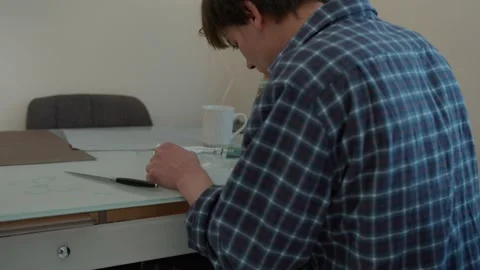 A young man prepares drugs on the table, back view 스톡 동영상 283133583