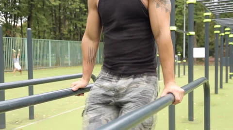 The young man pressed on the bars Vidéo 66431195