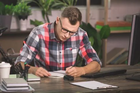 Young Man Programmer Computer Technology Work Concept Stock-Fotos