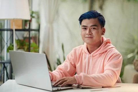 Young Man Programming on Laptop 库存照片