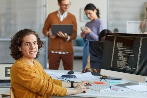 Young Man Programming Software in Office Foto stock