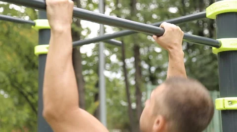 Young man pull ups bars workout exercise Vidéo 66431134