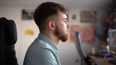 The young man puts on a black protective mask Vidéo 127864282