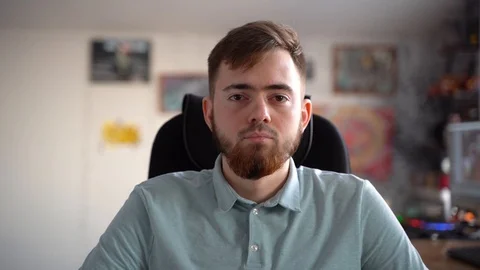 The young man puts on his face a black protective mask Vidéo 127864529