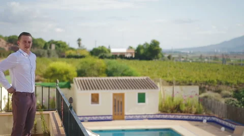 The young man puts on a terrace. 库存影片 62434395