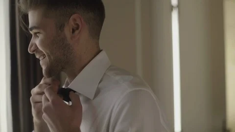 Young man puts on a tie Stock Footage 87146936