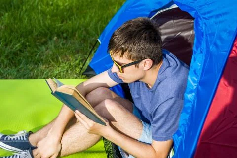 Young Man read a Book Foto stock