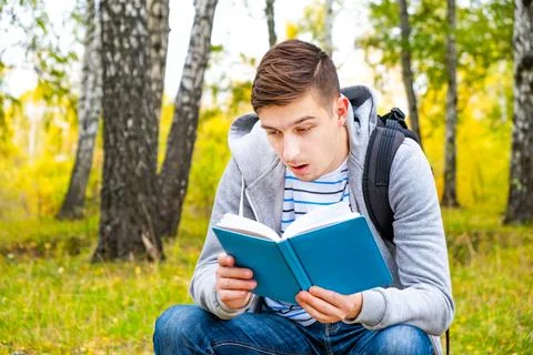 Young Man read a Book Foto stock